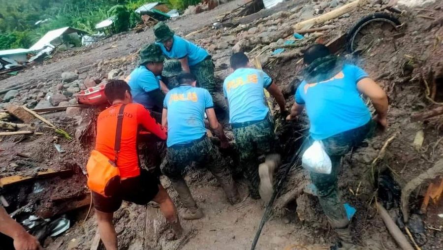 Petugas penyelamat Philippine Coast Guard (PCG) dan Philippine National Police (PNP) mengevakuasi jenazah korban banjir dan tanah longsor akibat Badai Tropis Nalgae, di Datu Odin Sinsuat, Maguindanao, 28 Oktober 2022. (Philippine Coast Guard/Handout via REUTERS)