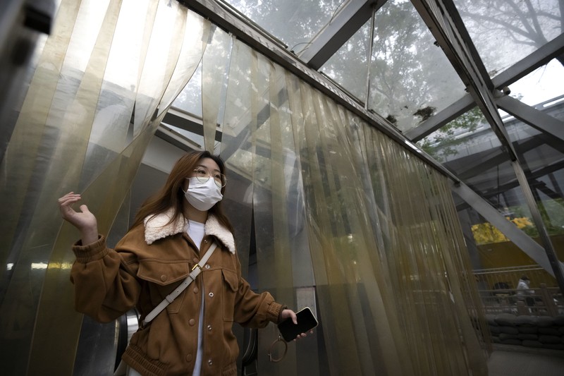 1244260354 Pagar timah biru didirikan di luar lingkungan untuk mengisolasi dan mengendalikannya di Shanghai, Cina, pada 27 Oktober 2022. (CFOTO/Future Publishing via Getty Images)