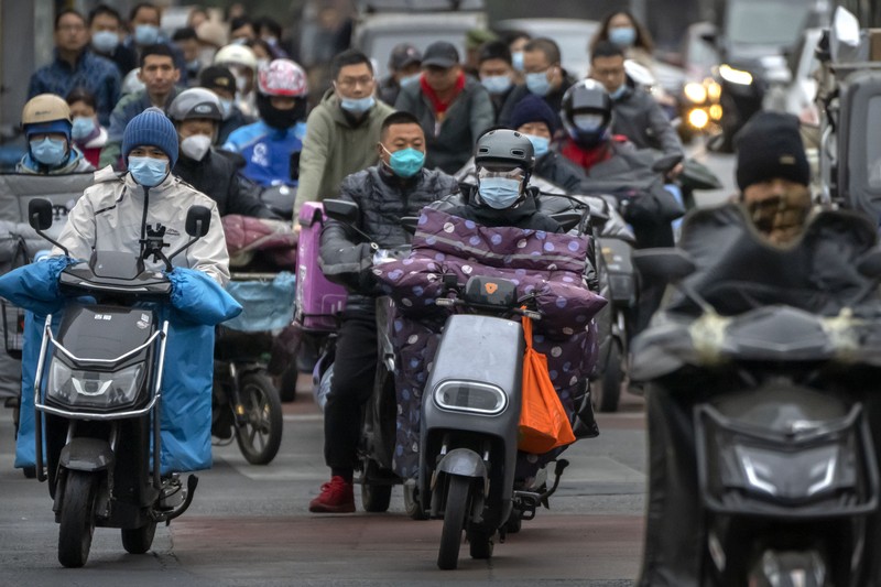 1244260354 Pagar timah biru didirikan di luar lingkungan untuk mengisolasi dan mengendalikannya di Shanghai, Cina, pada 27 Oktober 2022. (CFOTO/Future Publishing via Getty Images)
