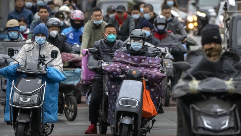 Pagar timah biru didirikan di luar lingkungan untuk mengisolasi dan mengendalikannya di Shanghai, Cina, pada 27 Oktober 2022. (CFOTO/Future Publishing via Getty Images)
