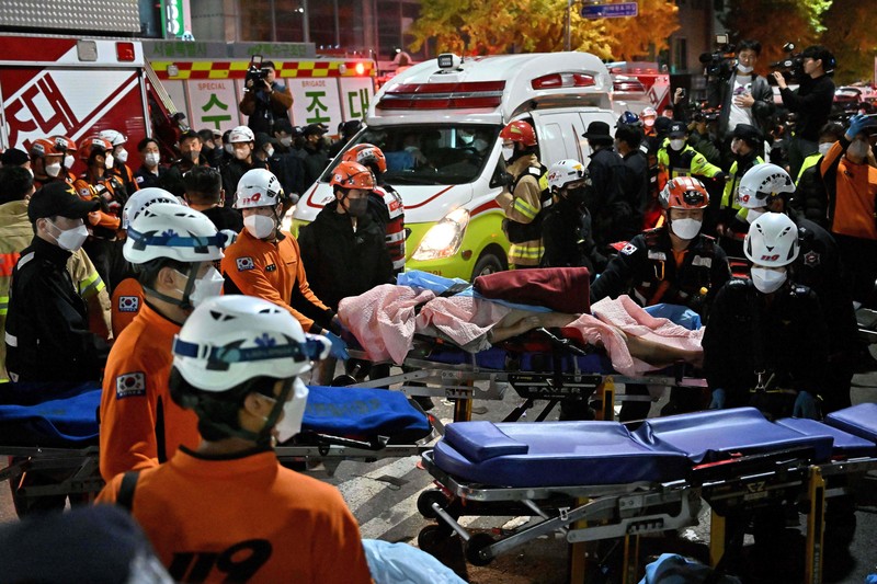 Kerumunan terlihat di sekitar area, di mana puluhan orang menderita serangan jantung usai pawai Halloween, di distrik kehidupan malam populer Itaewon di Seoul, Korea Selatan (30/10). (Photo by JUNG YEON-JE/AFP via Getty Images)