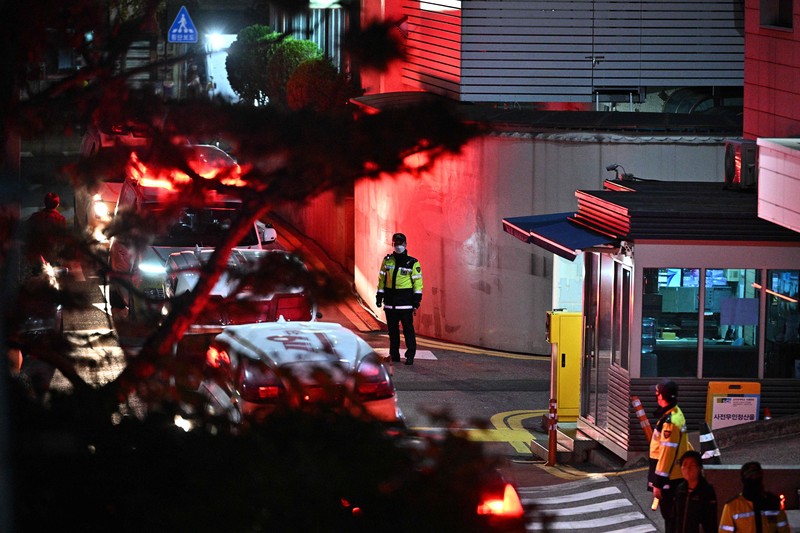 Kerumunan terlihat di sekitar area, di mana puluhan orang menderita serangan jantung usai pawai Halloween, di distrik kehidupan malam populer Itaewon di Seoul, Korea Selatan (30/10). (Photo by JUNG YEON-JE/AFP via Getty Images)