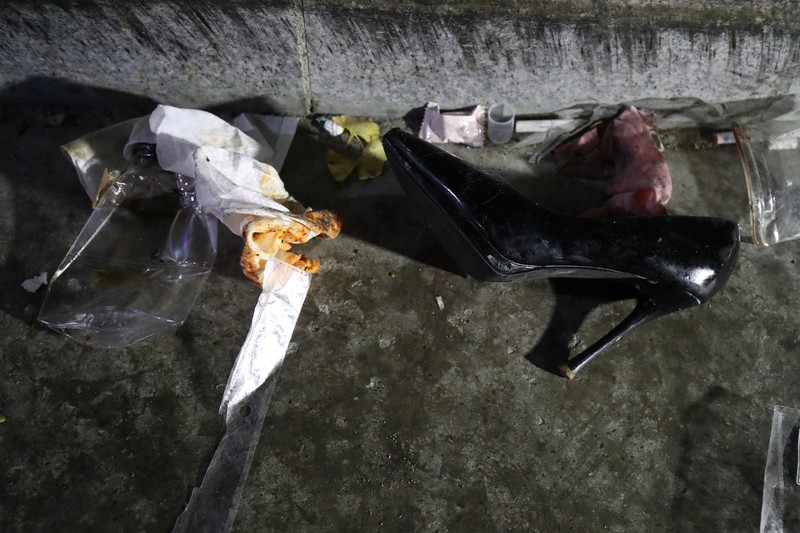 Tragedi Halloween di Seoul Barang-barang milik para korban terlihat di lokasi penyerbuan maut saat festival Halloween di Seoul, Korea Selatan, 30/10. (Photo by Chung Sung-Jun/Getty Images)