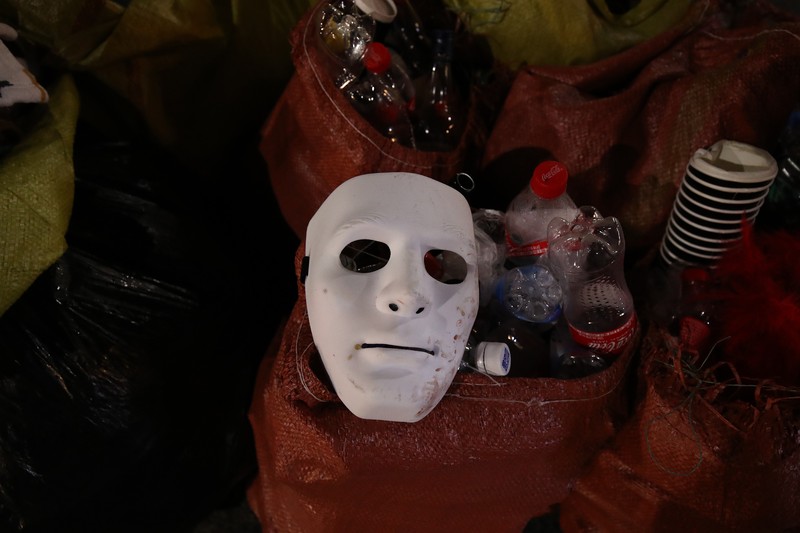 Tragedi Halloween di Seoul Barang-barang milik para korban terlihat di lokasi penyerbuan maut saat festival Halloween di Seoul, Korea Selatan, 30/10. (Photo by Chung Sung-Jun/Getty Images)