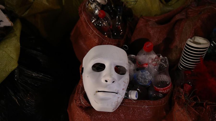 Barang-barang milik para korban terlihat di lokasi penyerbuan maut saat festival Halloween di Seoul, Korea Selatan, 30/10. (Photo by Chung Sung-Jun/Getty Images)
