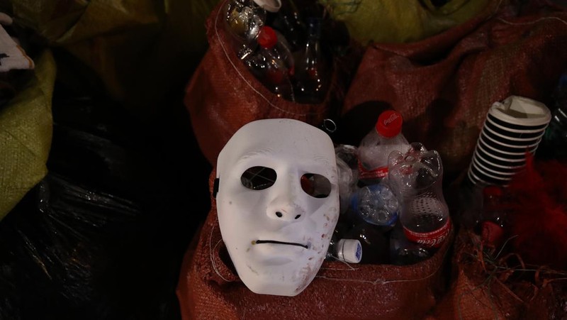 Barang-barang milik para korban terlihat di lokasi penyerbuan maut saat festival Halloween di Seoul, Korea Selatan, 30/10. (Photo by Chung Sung-Jun/Getty Images)