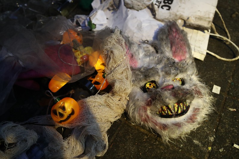 Tragedi Halloween di Seoul Barang-barang milik para korban terlihat di lokasi penyerbuan maut saat festival Halloween di Seoul, Korea Selatan, 30/10. (Photo by Chung Sung-Jun/Getty Images)