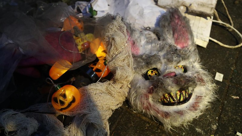 Barang-barang milik para korban terlihat di lokasi penyerbuan maut saat festival Halloween di Seoul, Korea Selatan, 30/10. (Photo by Chung Sung-Jun/Getty Images)