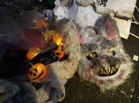 Sisa Kostum Korban Insiden Halloween Itaewon Berserak, Horor!