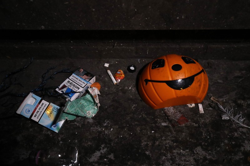 Barang-barang milik para korban terlihat di lokasi penyerbuan maut saat festival Halloween di Seoul, Korea Selatan, 30/10. (Photo by Chung Sung-Jun/Getty Images)