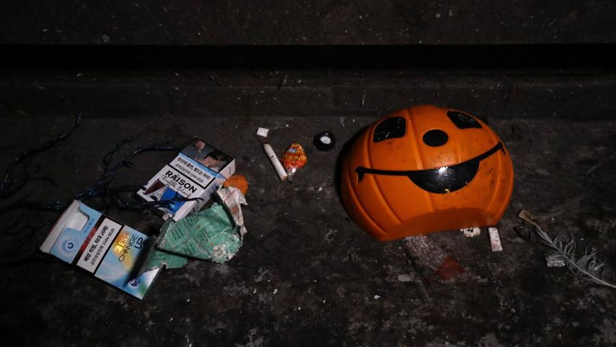Barang-barang milik para korban terlihat di lokasi penyerbuan maut saat festival Halloween di Seoul, Korea Selatan, 30/10. (Photo by Chung Sung-Jun/Getty Images)