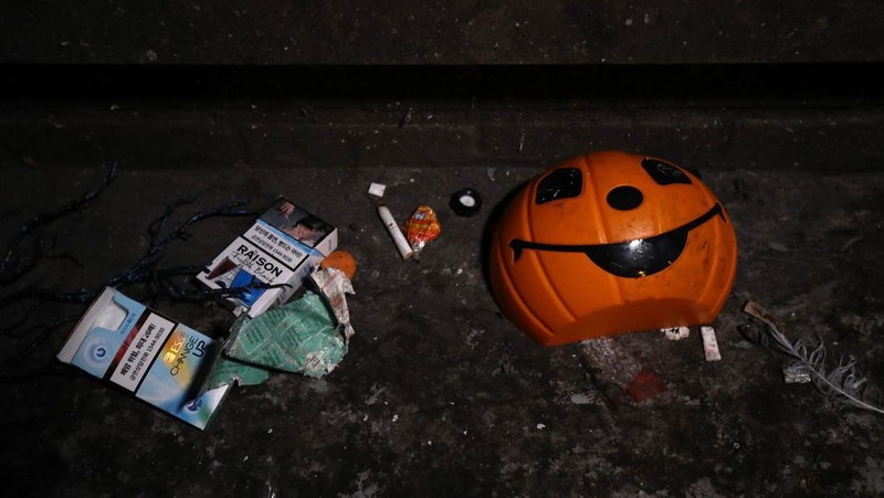 Barang-barang milik para korban terlihat di lokasi penyerbuan maut saat festival Halloween di Seoul, Korea Selatan, 30/10. (Photo by Chung Sung-Jun/Getty Images)