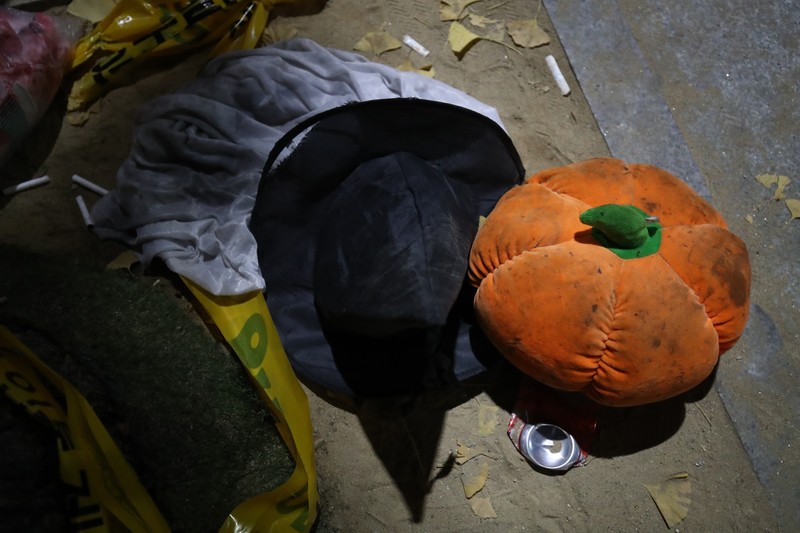 Tragedi Halloween di Seoul Barang-barang milik para korban terlihat di lokasi penyerbuan maut saat festival Halloween di Seoul, Korea Selatan, 30/10. (Photo by Chung Sung-Jun/Getty Images)