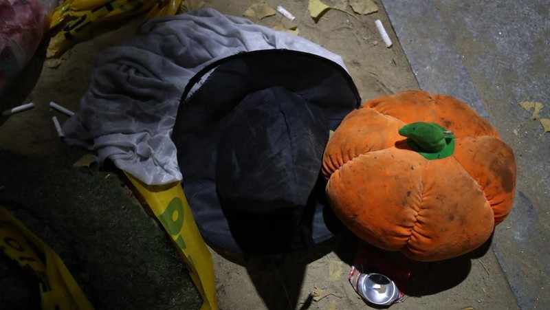 Barang-barang milik para korban terlihat di lokasi penyerbuan maut saat festival Halloween di Seoul, Korea Selatan, 30/10. (Photo by Chung Sung-Jun/Getty Images)