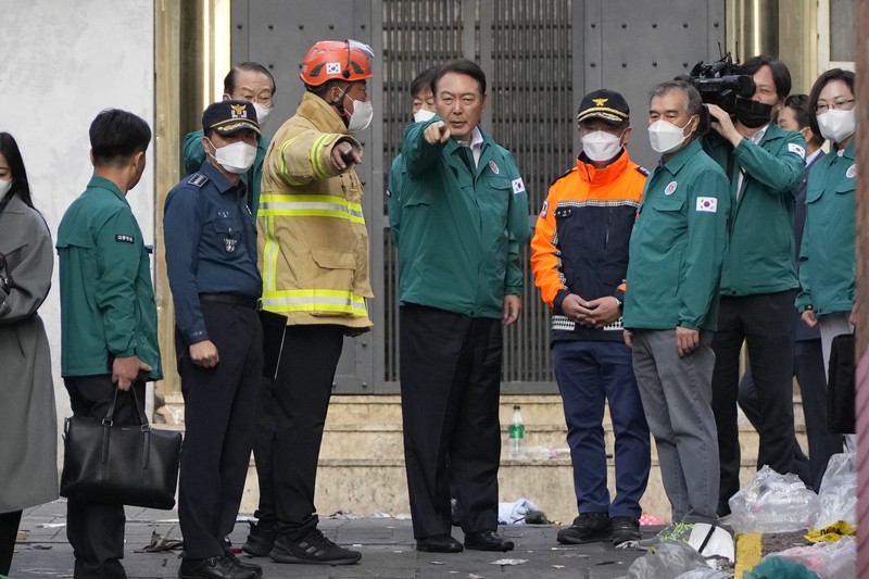 Presiden Korea Selatan Yoon Suk Yeol di lokasi tempat puluhan orang tewas dan terluka di Seoul, Korea Selatan, Minggu, 30/10/2022. (AP Photo/Lee Jin-man)