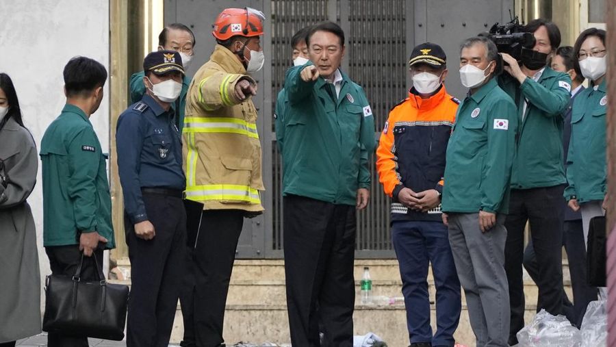 Presiden Korea Selatan Yoon Suk Yeol di lokasi tempat puluhan orang tewas dan terluka di Seoul, Korea Selatan, Minggu, 30/10/2022. (AP Photo/Lee Jin-man)