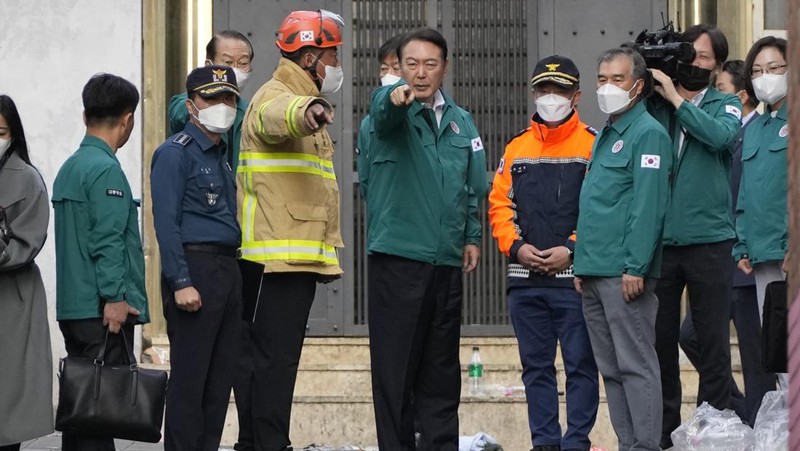 Presiden Korea Selatan Yoon Suk Yeol di lokasi tempat puluhan orang tewas dan terluka di Seoul, Korea Selatan, Minggu, 30/10/2022. (AP Photo/Lee Jin-man)
