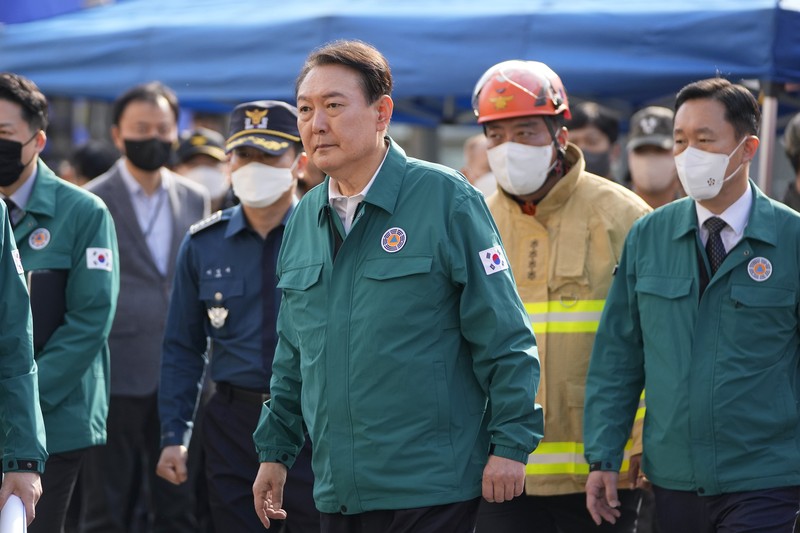 Presiden Korea Selatan Yoon Suk Yeol di lokasi tempat puluhan orang tewas dan terluka di Seoul, Korea Selatan, Minggu, 30/10/2022. (AP Photo/Lee Jin-man)