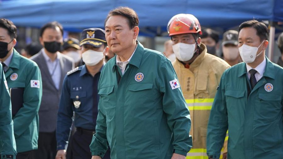 Presiden Korea Selatan Yoon Suk Yeol di lokasi tempat puluhan orang tewas dan terluka di Seoul, Korea Selatan, Minggu, 30/10/2022. (AP Photo/Lee Jin-man)