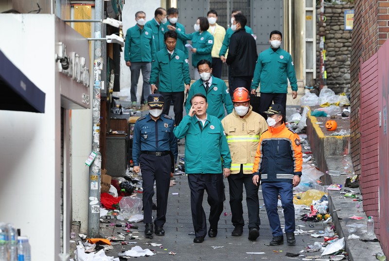 Presiden Korea Selatan Yoon Suk Yeol di lokasi tempat puluhan orang tewas dan terluka di Seoul, Korea Selatan, Minggu, 30/10/2022. (AP Photo/Lee Jin-man)