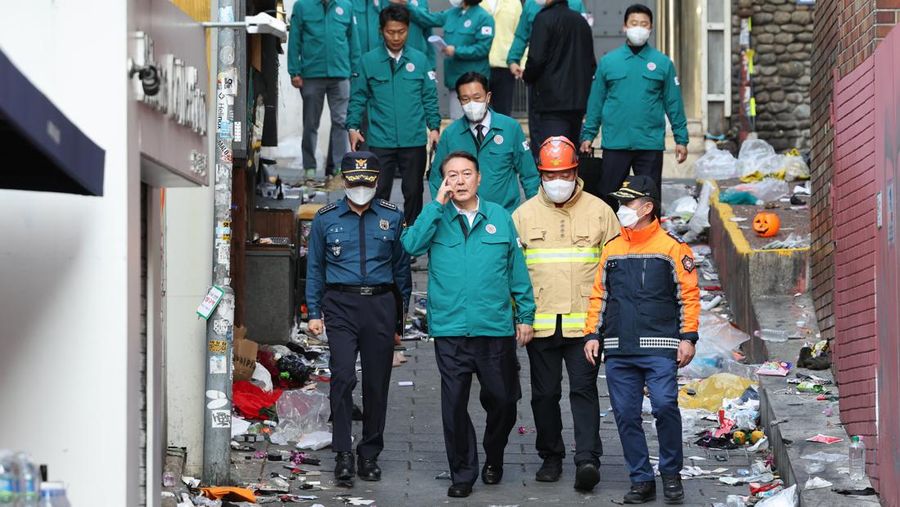 Presiden Korea Selatan Yoon Suk Yeol di lokasi tempat puluhan orang tewas dan terluka di Seoul, Korea Selatan, Minggu, 30/10/2022. (AP Photo/Lee Jin-man)