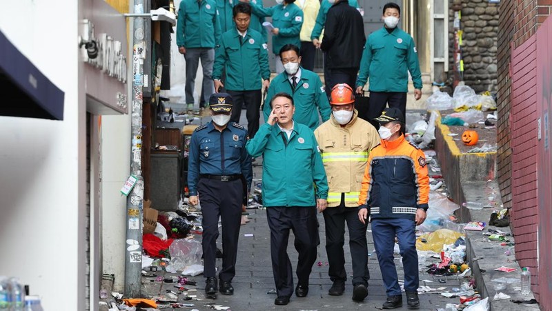 Presiden Korea Selatan Yoon Suk Yeol di lokasi tempat puluhan orang tewas dan terluka di Seoul, Korea Selatan, Minggu, 30/10/2022. (AP Photo/Lee Jin-man)
