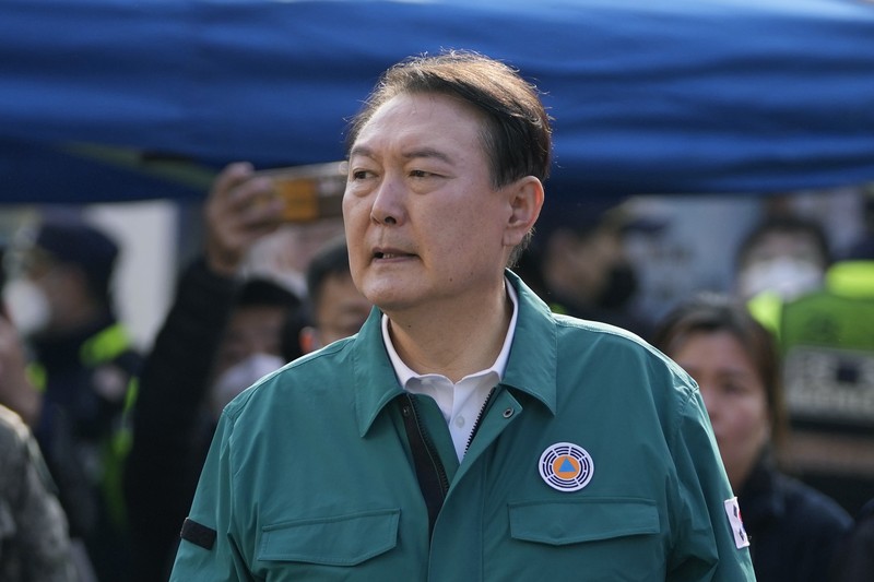 Tragedi Halloween di Seoul Presiden Korea Selatan Yoon Suk Yeol di lokasi tempat puluhan orang tewas dan terluka di Seoul, Korea Selatan, Minggu, 30/10/2022. (AP Photo/Lee Jin-man)