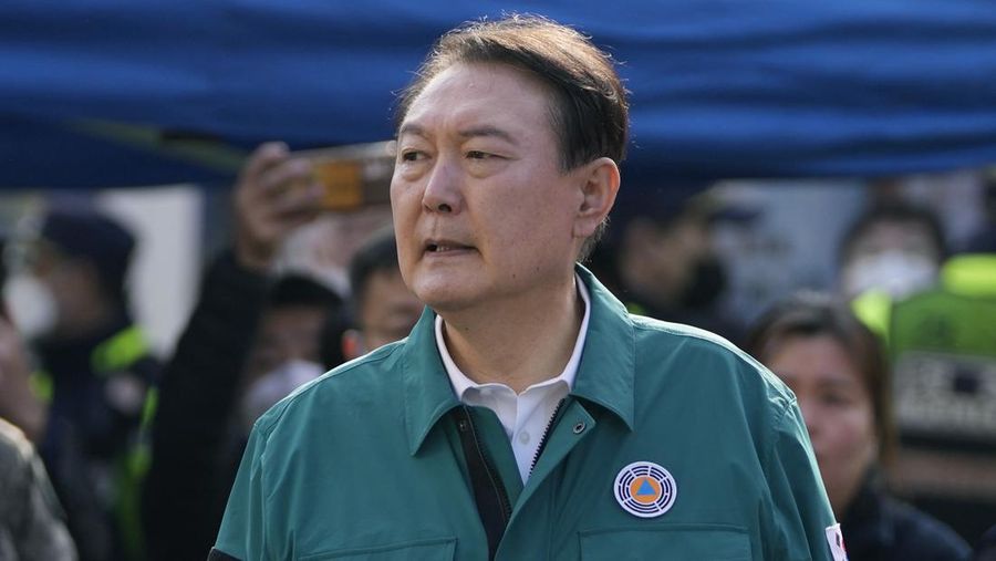 Presiden Korea Selatan Yoon Suk Yeol di lokasi tempat puluhan orang tewas dan terluka di Seoul, Korea Selatan, Minggu, 30/10/2022. (AP Photo/Lee Jin-man)