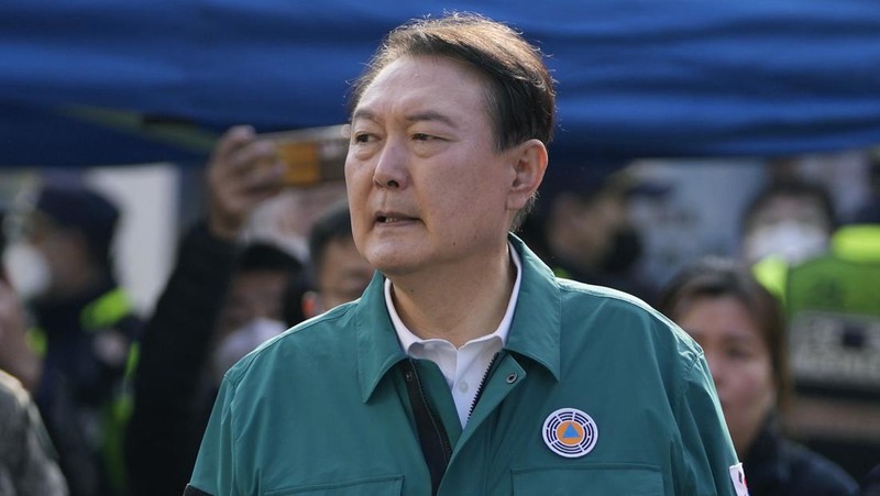 Presiden Korea Selatan Yoon Suk Yeol di lokasi tempat puluhan orang tewas dan terluka di Seoul, Korea Selatan, Minggu, 30/10/2022. (AP Photo/Lee Jin-man)