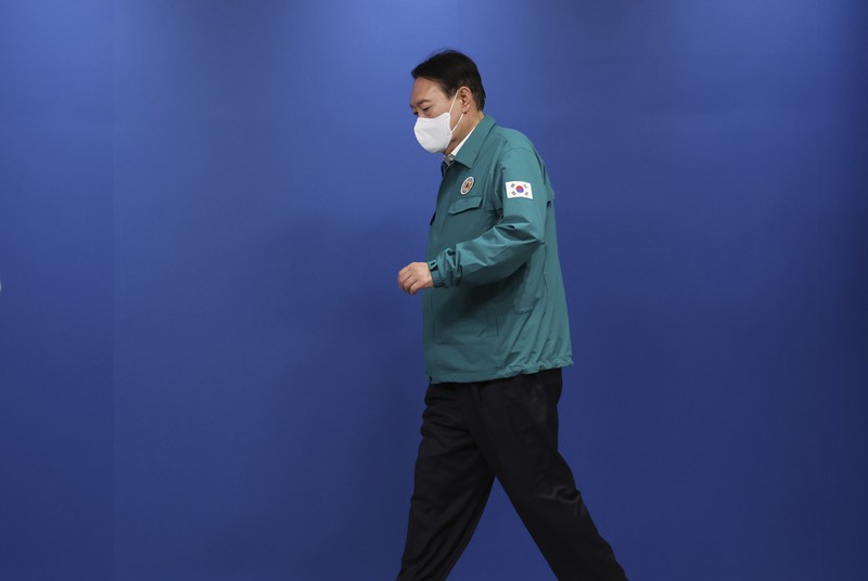 Presiden Korea Selatan Yoon Suk Yeol di lokasi tempat puluhan orang tewas dan terluka di Seoul, Korea Selatan, Minggu, 30/10/2022. (AP Photo/Lee Jin-man)
