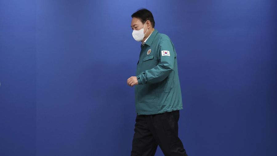Presiden Korea Selatan Yoon Suk Yeol di lokasi tempat puluhan orang tewas dan terluka di Seoul, Korea Selatan, Minggu, 30/10/2022. (AP Photo/Lee Jin-man)
