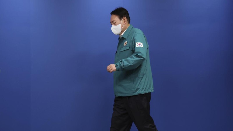 Presiden Korea Selatan Yoon Suk Yeol di lokasi tempat puluhan orang tewas dan terluka di Seoul, Korea Selatan, Minggu, 30/10/2022. (AP Photo/Lee Jin-man)