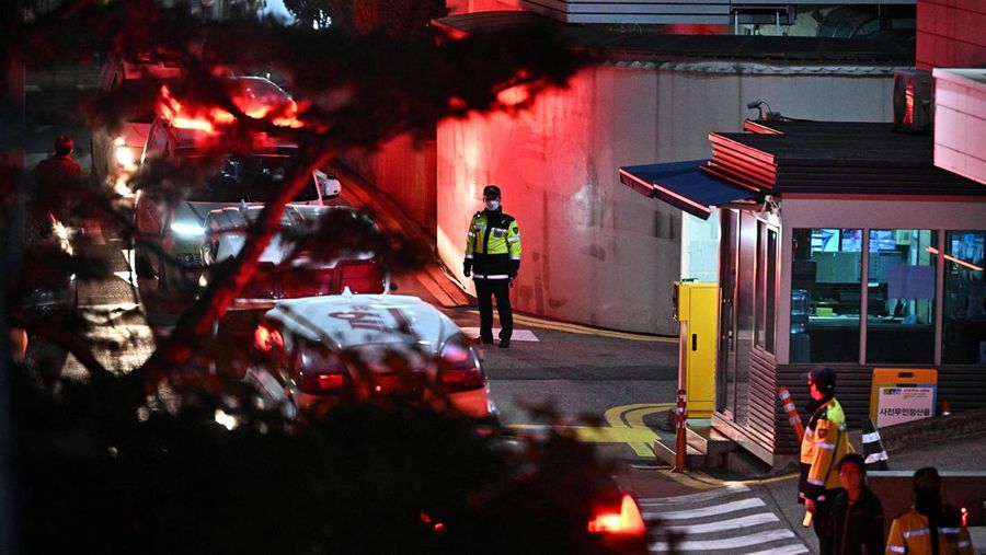 Kerumunan terlihat di sekitar area, di mana puluhan orang menderita serangan jantung usai pawai Halloween, di distrik kehidupan malam populer Itaewon di Seoul, Korea Selatan (30/10). (Photo by JUNG YEON-JE/AFP via Getty Images)