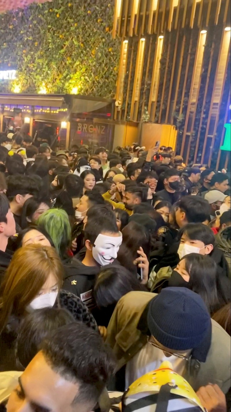 Sebuah jalan di distrik Itaewon digambarkan penuh dengan orang-orang sebelum saling berdesakan selama perayaan Halloween menewaskan dan melukai banyak orang di Seoul, Korea Selatan, dalam gambar ini dirilis oleh Yonhap pada 30 Oktober 2022..
