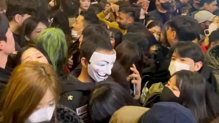 Sebuah jalan di distrik Itaewon digambarkan penuh dengan orang-orang sebelum saling berdesakan selama perayaan Halloween menewaskan dan melukai banyak orang di Seoul, Korea Selatan, dalam gambar ini dirilis oleh Yonhap pada 30 Oktober 2022..