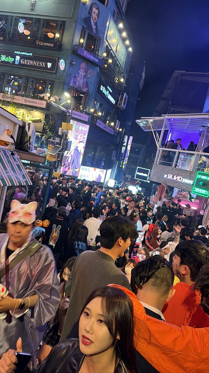 Sebuah jalan di distrik Itaewon digambarkan penuh dengan orang-orang sebelum saling berdesakan selama perayaan Halloween menewaskan dan melukai banyak orang di Seoul, Korea Selatan, dalam gambar ini dirilis oleh Yonhap pada 30 Oktober 2022..