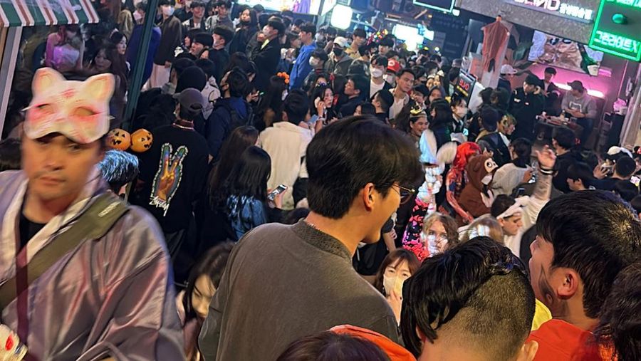 Sebuah jalan di distrik Itaewon digambarkan penuh dengan orang-orang sebelum saling berdesakan selama perayaan Halloween menewaskan dan melukai banyak orang di Seoul, Korea Selatan, dalam gambar ini dirilis oleh Yonhap pada 30 Oktober 2022..