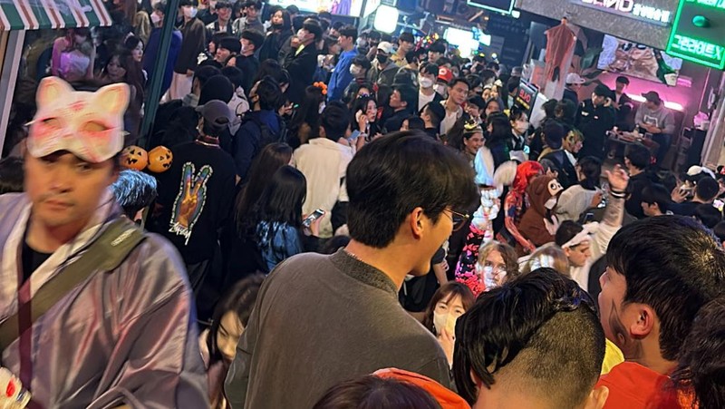 Sebuah jalan di distrik Itaewon digambarkan penuh dengan orang-orang sebelum saling berdesakan selama perayaan Halloween menewaskan dan melukai banyak orang di Seoul, Korea Selatan, dalam gambar ini dirilis oleh Yonhap pada 30 Oktober 2022..