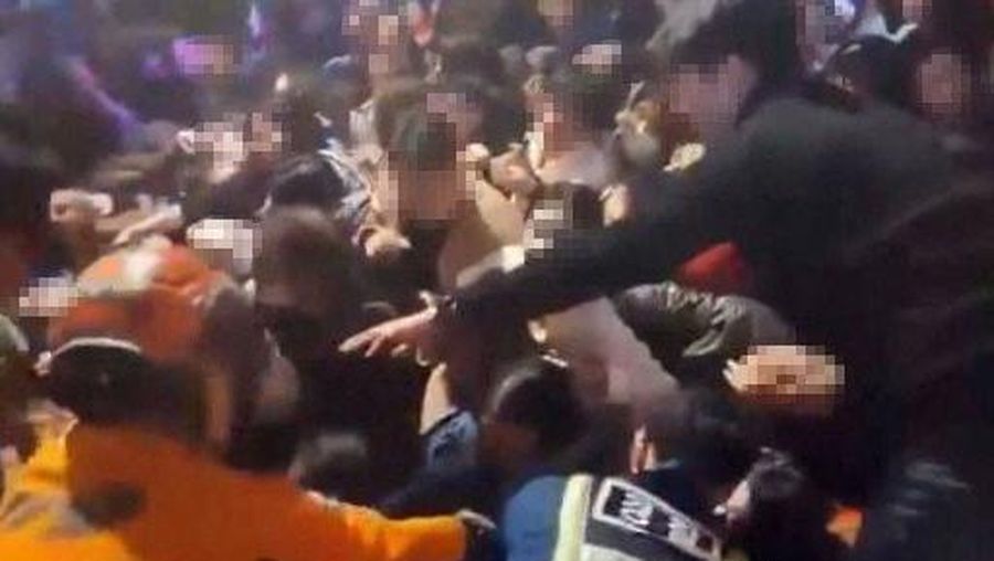Petugas penyelamat, polisi, dan warga sipil mencoba menyelamatkan orang-orang di lokasi di mana pengunjung berdesakan selama perayaan Halloween menewaskan dan melukai banyak orang di distrik Itaewon yang populer di Seoul, Korea Selatan, dalam gambar ini dirilis oleh Yonhap pada 30 Oktober 2022. Yonhap via REUTERS
