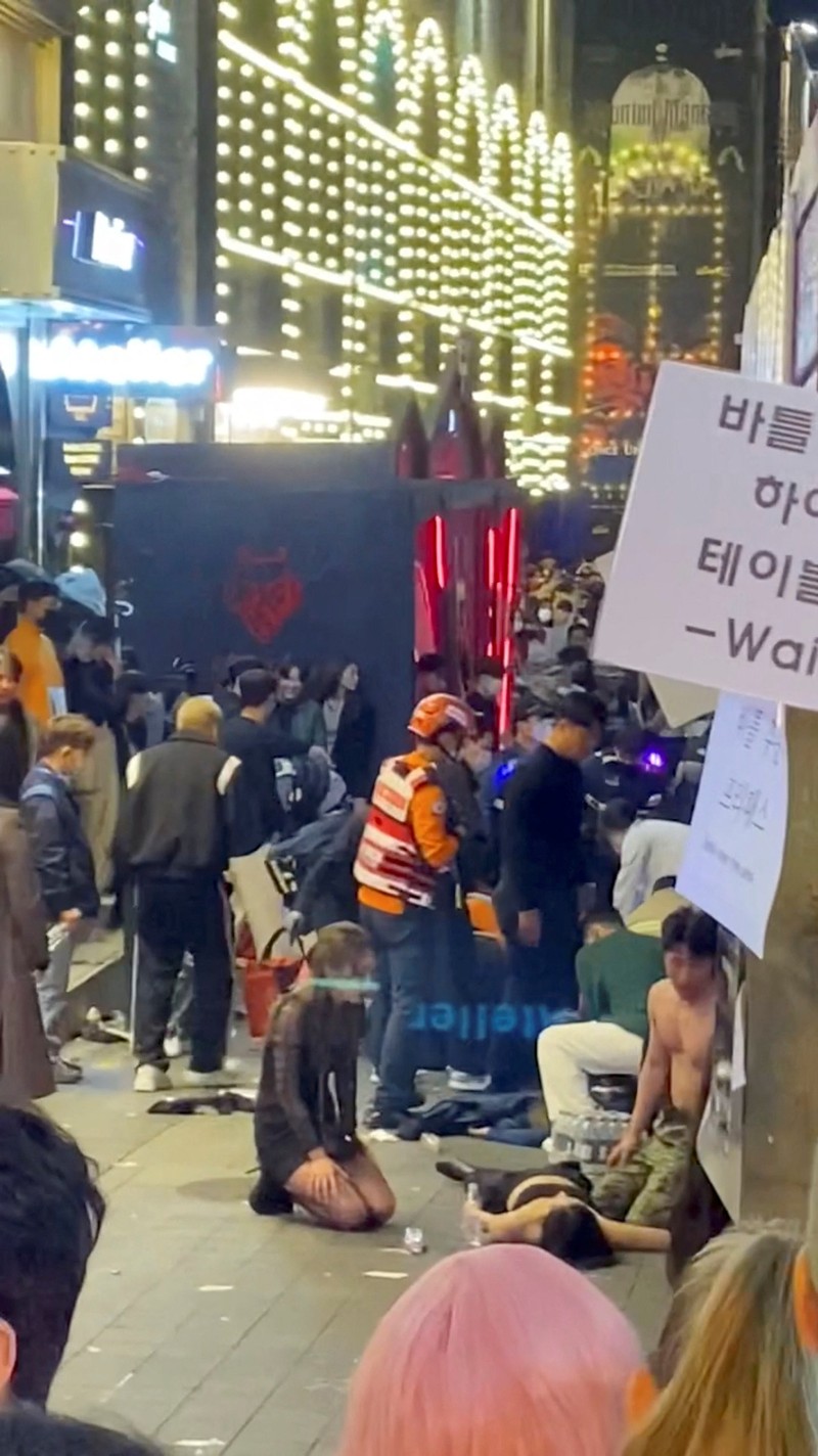 Sebuah jalan di distrik Itaewon digambarkan penuh dengan orang-orang sebelum saling berdesakan selama perayaan Halloween menewaskan dan melukai banyak orang di Seoul, Korea Selatan, dalam gambar ini dirilis oleh Yonhap pada 30 Oktober 2022..