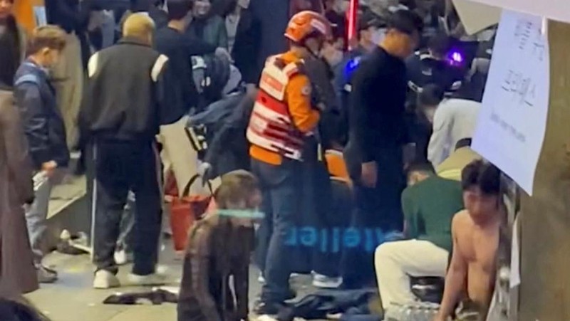 Sebuah jalan di distrik Itaewon digambarkan penuh dengan orang-orang sebelum saling berdesakan selama perayaan Halloween menewaskan dan melukai banyak orang di Seoul, Korea Selatan, dalam gambar ini dirilis oleh Yonhap pada 30 Oktober 2022..