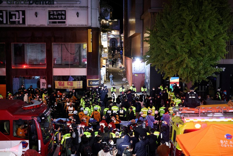 Sebuah jalan di distrik Itaewon digambarkan penuh dengan orang-orang sebelum saling berdesakan selama perayaan Halloween menewaskan dan melukai banyak orang di Seoul, Korea Selatan, dalam gambar ini dirilis oleh Yonhap pada 30 Oktober 2022..