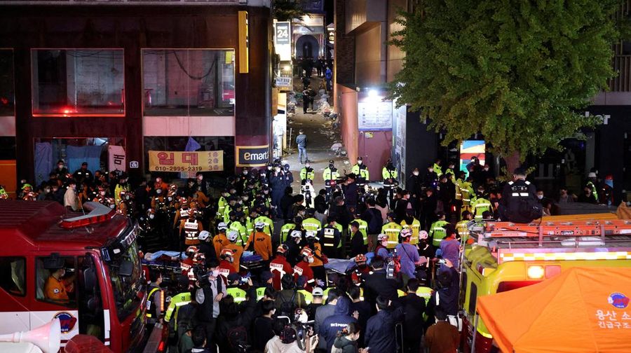 Petugas Polisi di lokasi tempat kejadian perkara saat festival Halloween di Seoul, Korea Selatan, 30/10. REUTERS/Kim Hong-ji