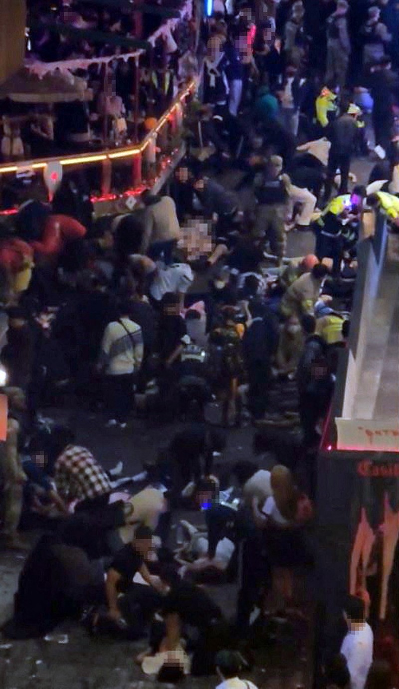 Sebuah jalan di distrik Itaewon digambarkan penuh dengan orang-orang sebelum saling berdesakan selama perayaan Halloween menewaskan dan melukai banyak orang di Seoul, Korea Selatan, dalam gambar ini dirilis oleh Yonhap pada 30 Oktober 2022..