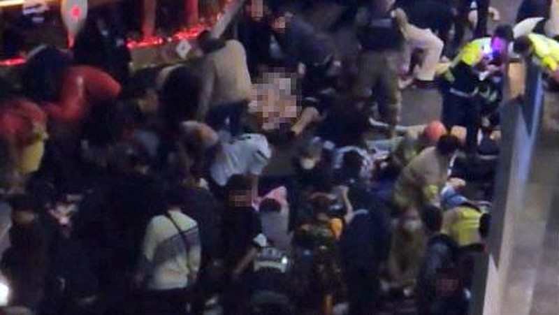 Sebuah jalan di distrik Itaewon digambarkan penuh dengan orang-orang sebelum saling berdesakan selama perayaan Halloween menewaskan dan melukai banyak orang di Seoul, Korea Selatan, dalam gambar ini dirilis oleh Yonhap pada 30 Oktober 2022..