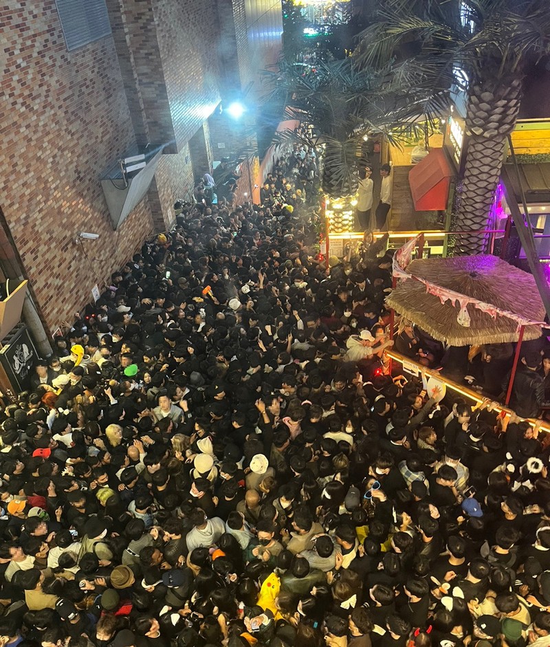 Sebuah jalan di distrik Itaewon digambarkan penuh dengan orang-orang sebelum saling berdesakan selama perayaan Halloween menewaskan dan melukai banyak orang di Seoul, Korea Selatan, dalam gambar ini dirilis oleh Yonhap pada 30 Oktober 2022..