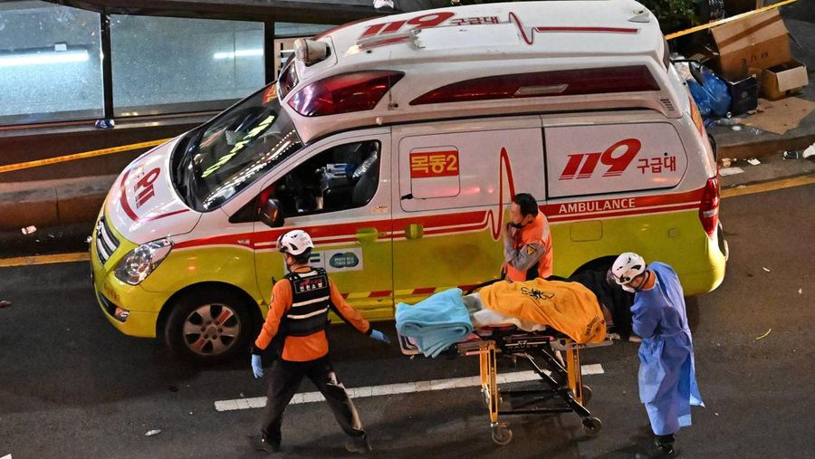 Korban tewas  dalam pesta Halloween, dibawa di lingkungan Itaewon di Seoul (30/10). Lebih dari 140 orang tewas pada 29 Oktober dan sekitar 150 terluka dalam penyerbuan yang mengerikan di pusat kota Seoul. (ANTHONY WALLACE/AFP via Getty Images)