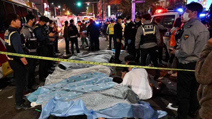 Sejumlah mayat para korban dalam pesta Halloween, ditutupi dengan kain di lingkungan Itaewon di Seoul pada 30/10/2022. Lebih dari 140 orang tewas pada 29 Oktober dan sekitar 150 terluka dalam penyerbuan yang mengerikan di pusat kota Seoul. (Foto oleh Jung Yeon-je / AFP)