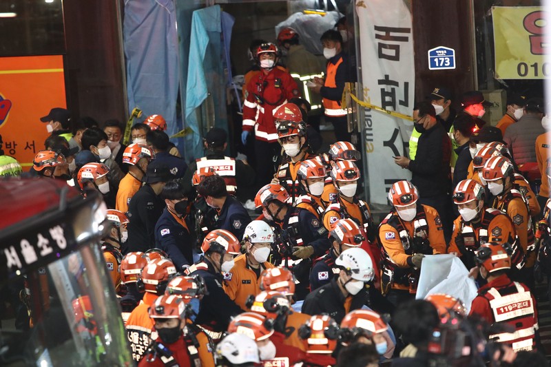 Tragedi Halloween di Seoul Kerumunan terlihat di sekitar area, di mana puluhan orang menderita serangan jantung usai pawai Halloween, di distrik kehidupan malam populer Itaewon di Seoul, Korea Selatan (30/10). (Photo by JUNG YEON-JE/AFP via Getty Images)