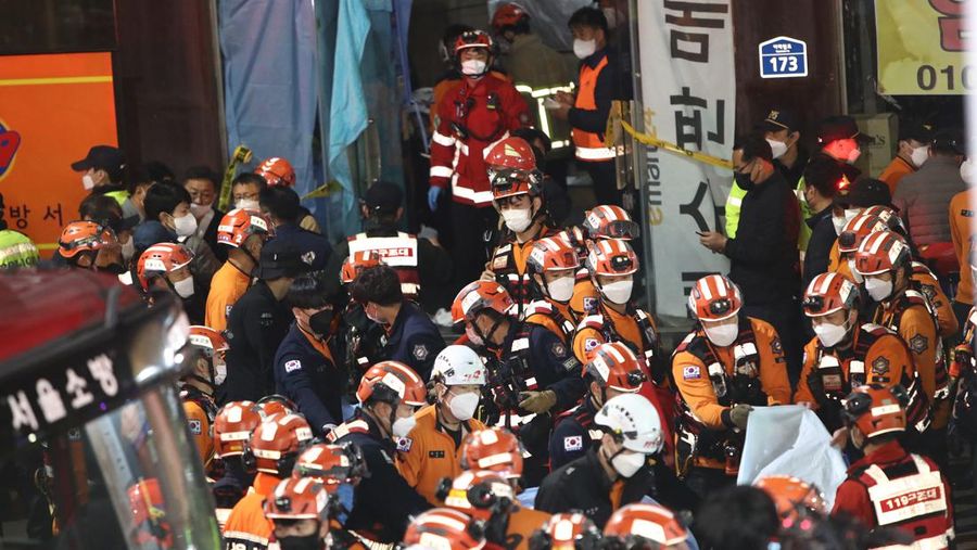 Petugas layanan darurat merawat orang yang terluka setelah terinjak-injak dalam pesta Halloween di Seoul, Korea Selatan (30/10). (Chung Sung-Jun/Getty Images)